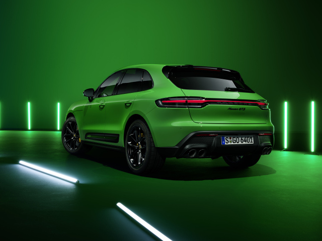 Зеленый автомобиль Porsche Macan GTS Sport Package 2021 года вид сзади 