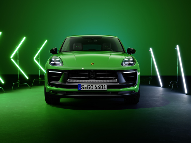 Зеленый Porsche Macan GTS Sport Package 2021 года вид спереди