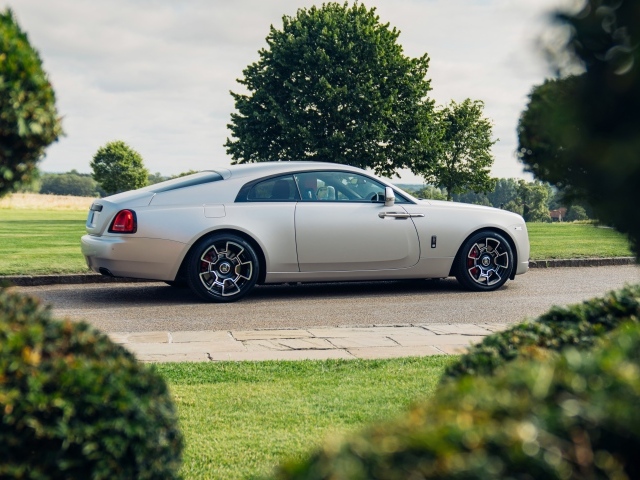 Автомобиль Rolls-Royce Black Badge Wraith 2021 года вид сбоку