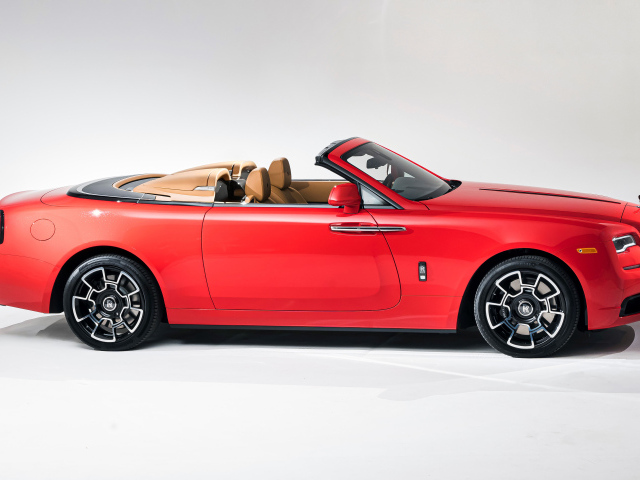 Красный кабриолет Rolls-Royce Phantom EWB, 2022 года на белом фоне