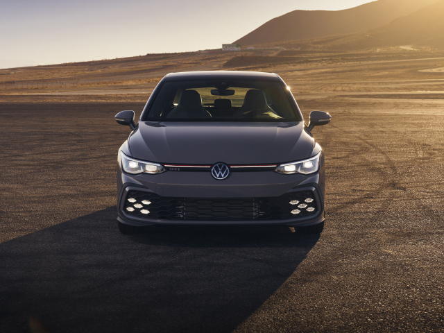 Автомобиль Volkswagen Golf GTI, 2022 года в пустыне