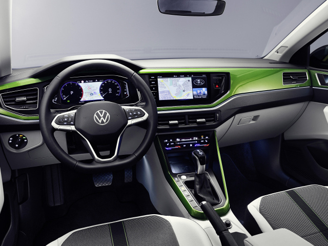 Салон зеленого автомобиля Volkswagen Taigun 2021 года