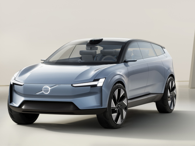 Серебристый автомобиль Volvo Concept Recharge 2021 года