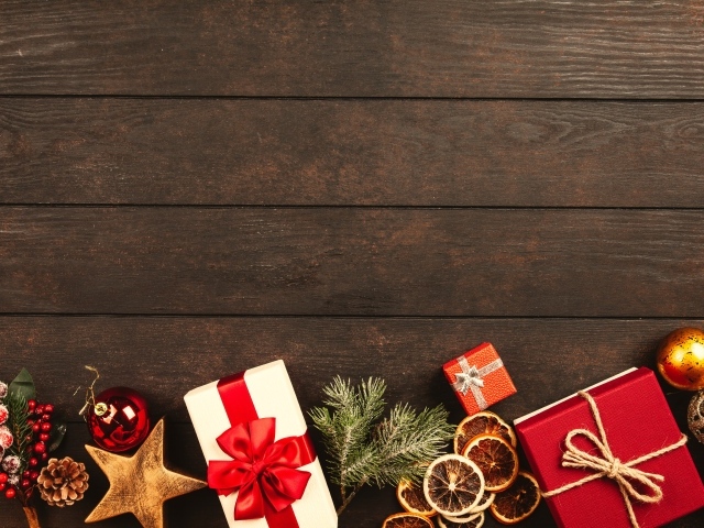 Много подарков с игрушками на деревянном фоне 