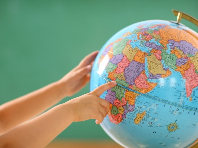 Большой глобус в школе