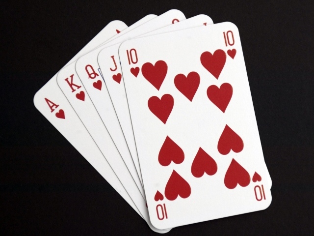 Карты масти чирва на черном фоне