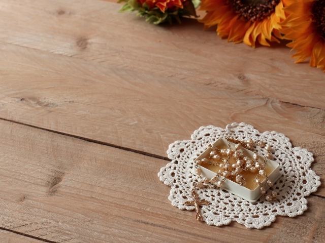 Крестик на цепочке с салфеткой на столе