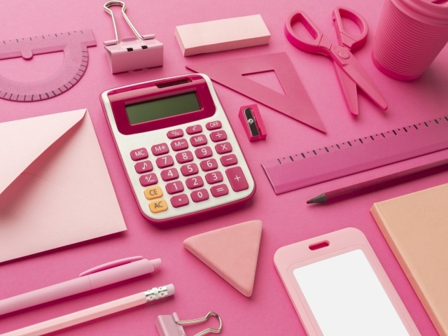 Розовые канцелярские предметы для девочки 