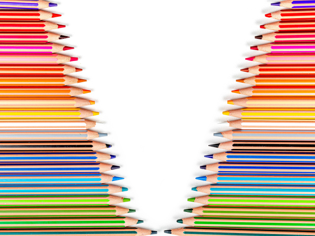 Края белого фона выложены карандашами 