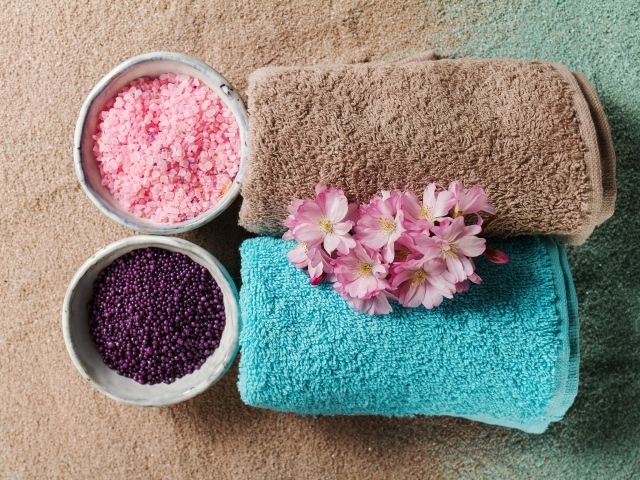 Два разноцветных полотенца и соль для ванн