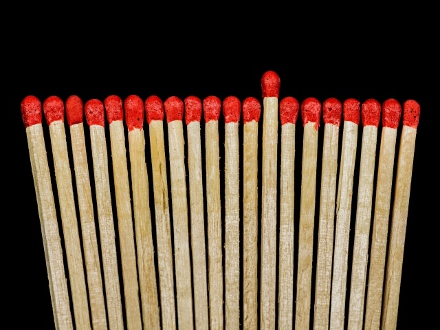 Деревянные спички с красной серой на черном фоне