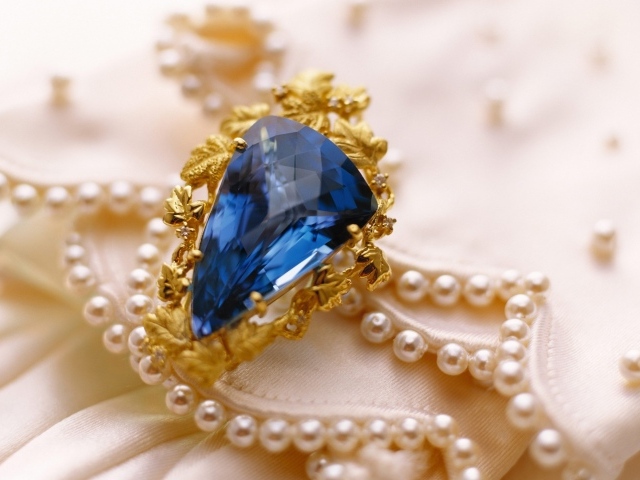 Красивое украшение с синим камнем 