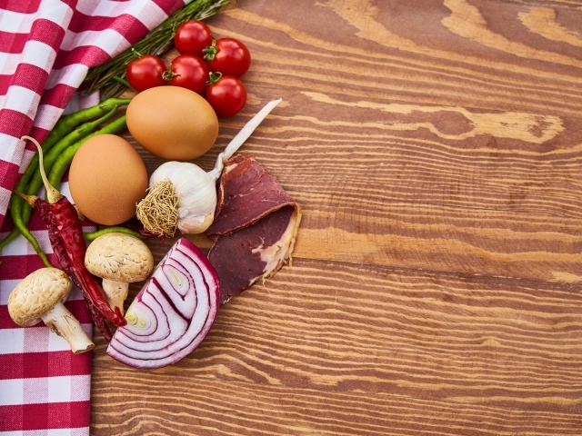 Яйца с овощами лежит на столе с полотенцем 