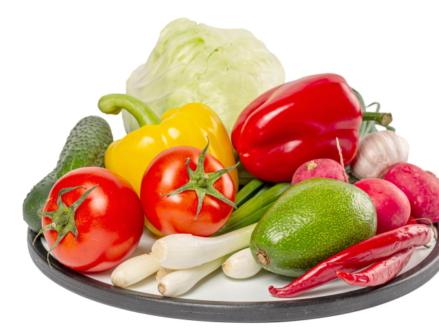 Домашние овощи  на тарелке на белом фоне