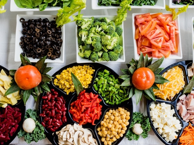 Много вкусных свежих овощей на столе 