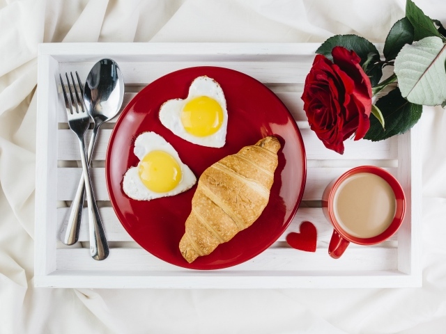 Яичница с круассаном и кофе на столе с розой 