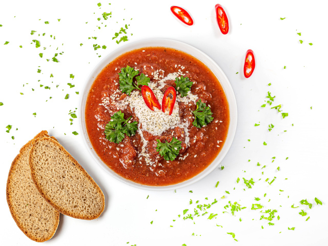 Острая аджика с хлебом на белом фоне