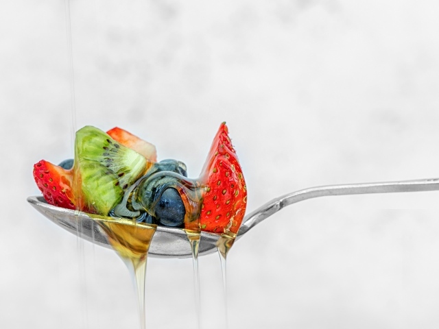 Ягоды в меде на ложке 