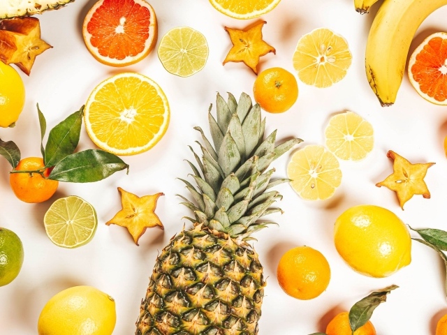 Цитрусовые фрукты на белом фоне