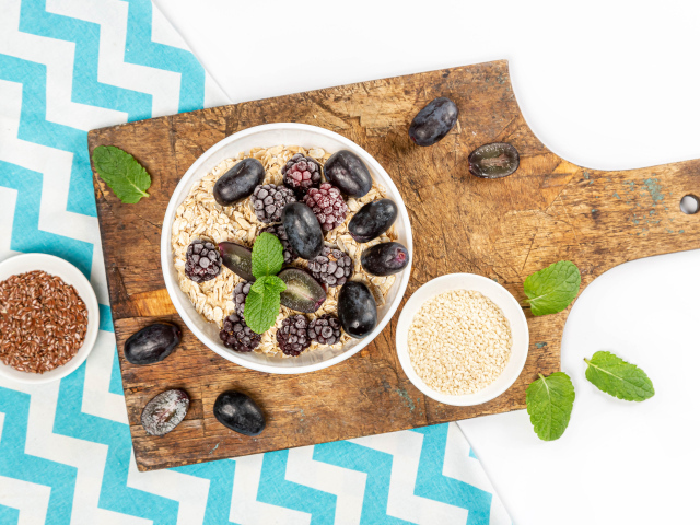 Овсяные хлопья с виноградом и ягодами черники 