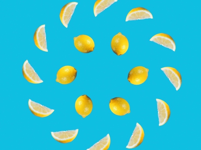 Нарезанный лимон на голубом фоне