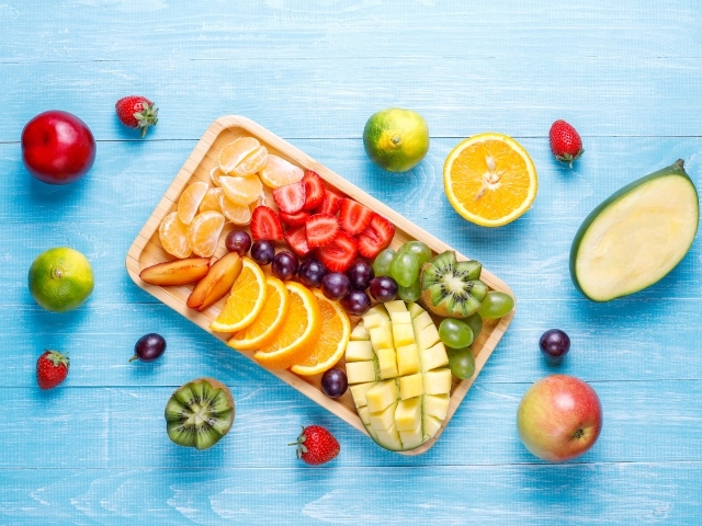 Деревянная доска с нарезанными свежими фруктами