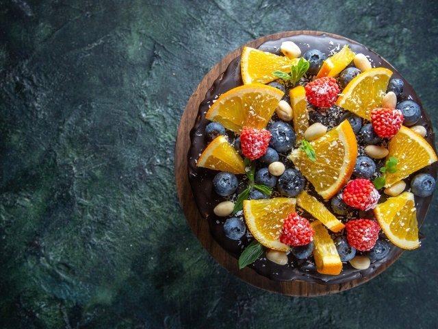 Торт с шоколадом и ягодами на столе вид сверху 