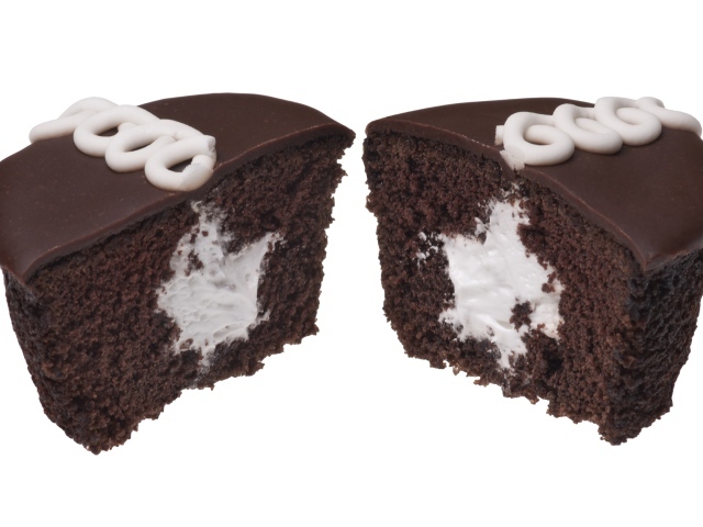 Шоколадный кекс с начинкой на белом фоне