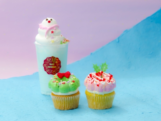 Два кекса и коктейль на ярком фоне 