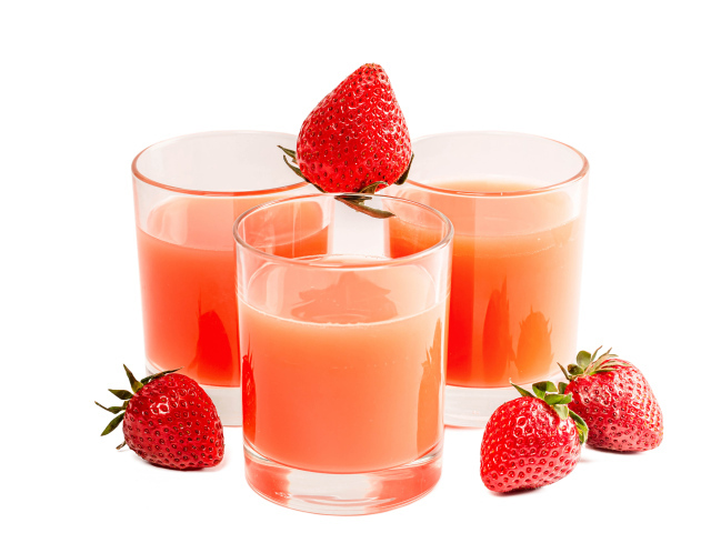 Три стакана сока на белом фоне с клубникой