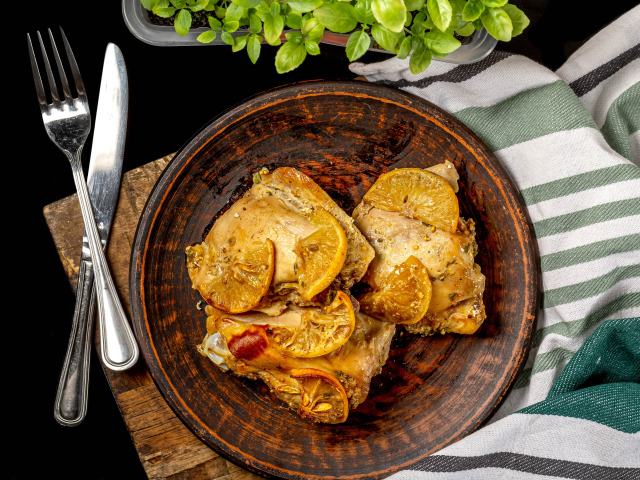 Куриное мясо в миске на столе 