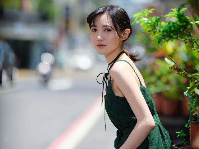 Девушка азиатка в зеленом платье 