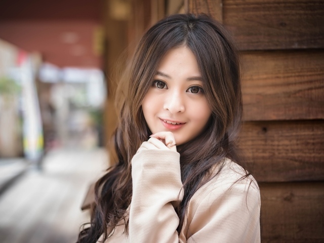 Девушка азиатка с большими карими глазами 