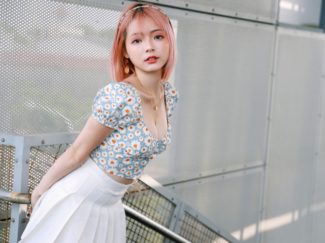 Девушка азиатка с короткой стрижкой