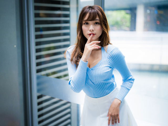 Красивая девушка азиатка в голубой кофте 