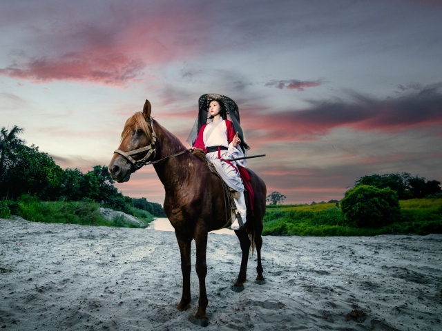 Красивая девушка азиатка верхом на коне 