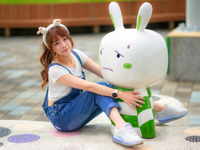 Красивая девушка азиатка с зайцем