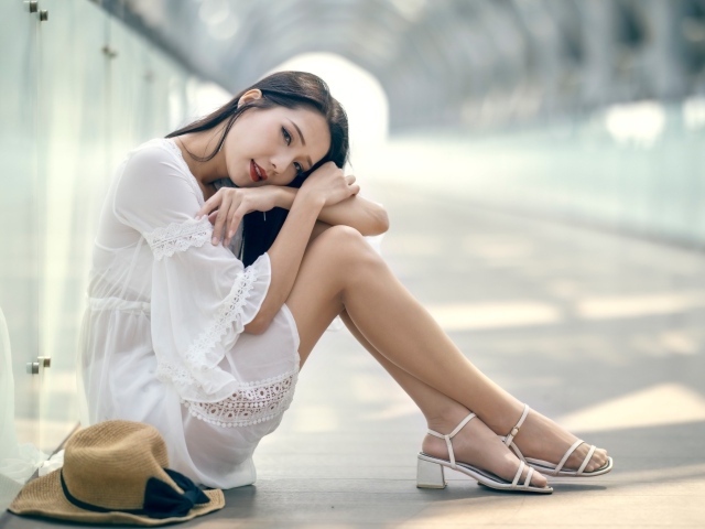Красивая девушка азиатка в белом платье на полу 