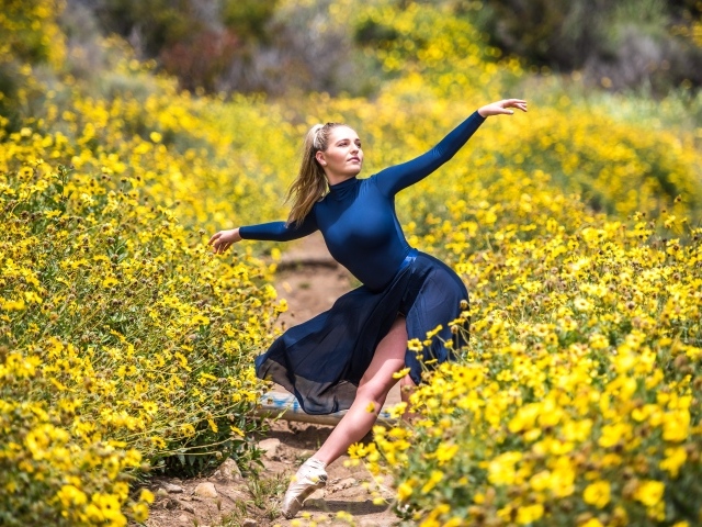 Красивая девушка балерина на поле с желтыми цветами