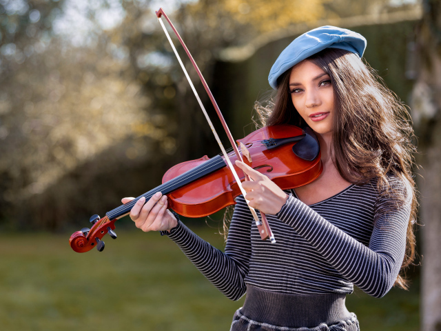 Красивая девушка со скрипкой в руках 