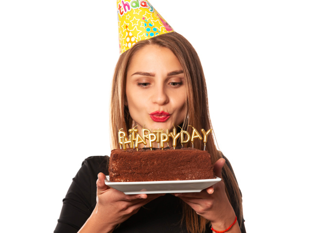 Красивая девушка с тортом на день рождения на белом фоне 