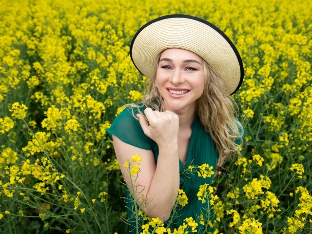Улыбающаяся девушка в желтых цветах