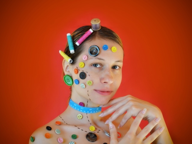Девушка обклеена пуговицами и нитками 