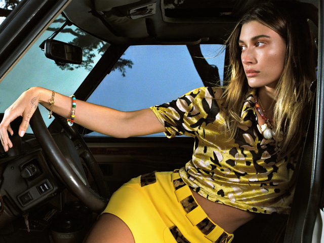 Американская модель Хейли Болдуин в машине