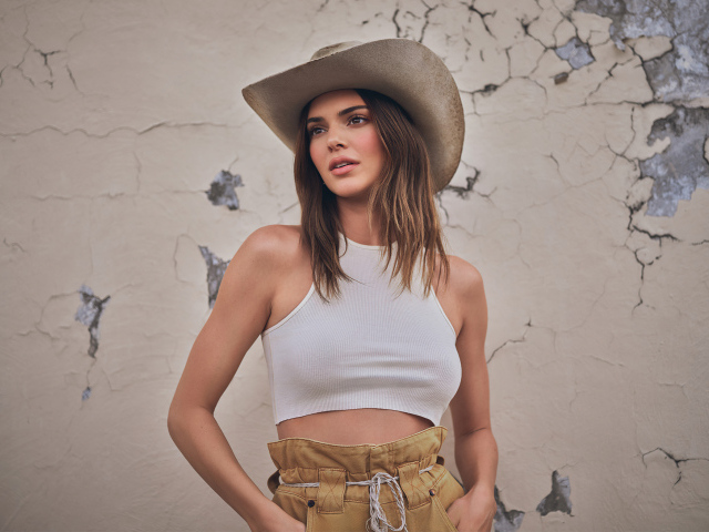 Модель Кендалл Дженнер в ковбойской шляпе