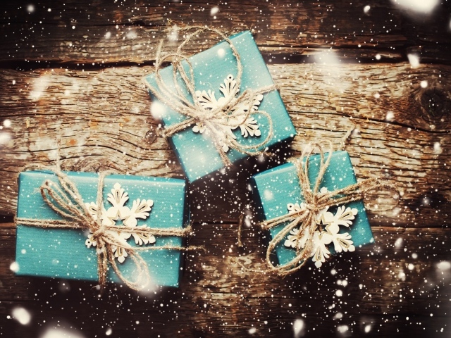 Три голубых подарка на деревянном столе