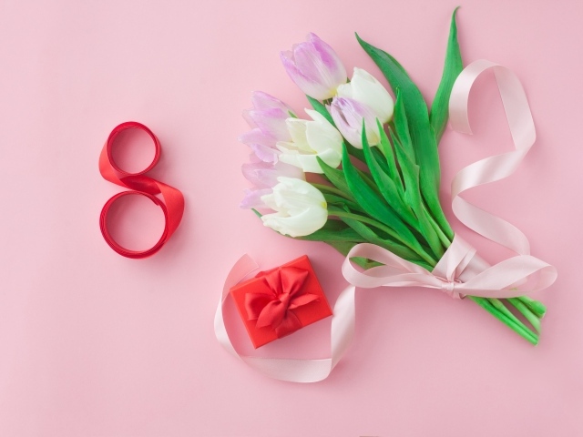 Букет розовых тюльпанов и подарок с лентами на международный женский день