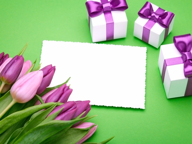 Букет тюльпанов и подарки с листом, шаблон открытки на 8 марта