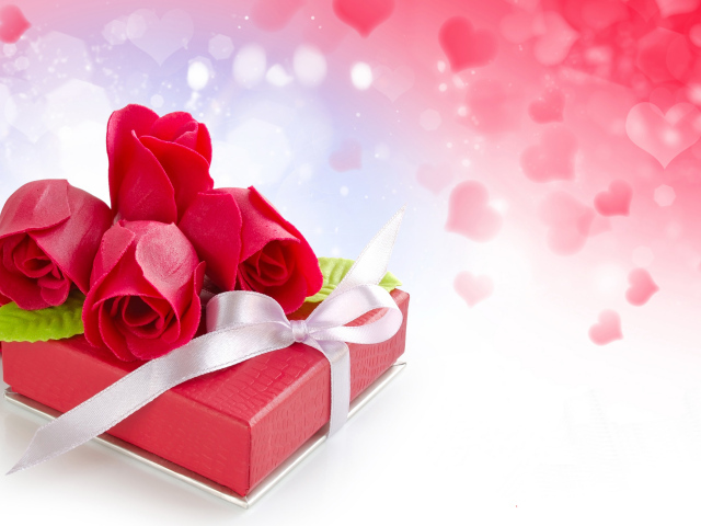 Подарок с красными розами на международный женский день