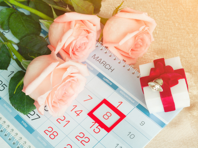 Три розы и подарок на женский день 8 марта